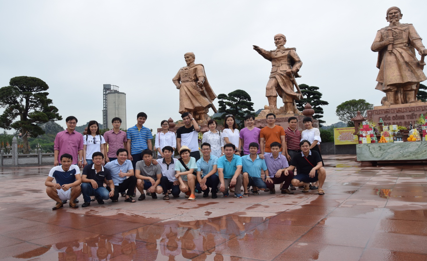 Đoàn thanh niên Sở Tài nguyên và Môi trường thăm Khu di tích Bạch Đằng Giang, thị trấn Minh Đức, huy